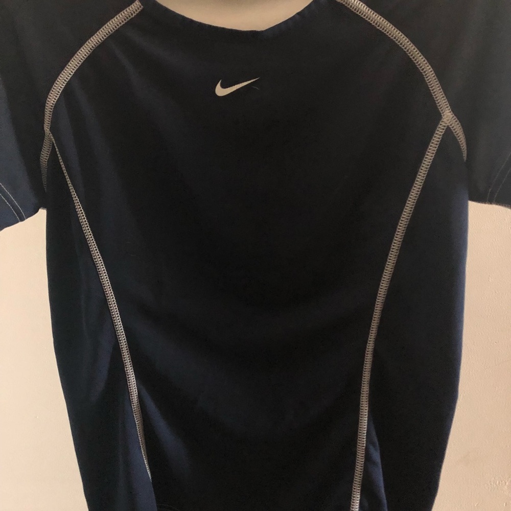 girl’s nike training top